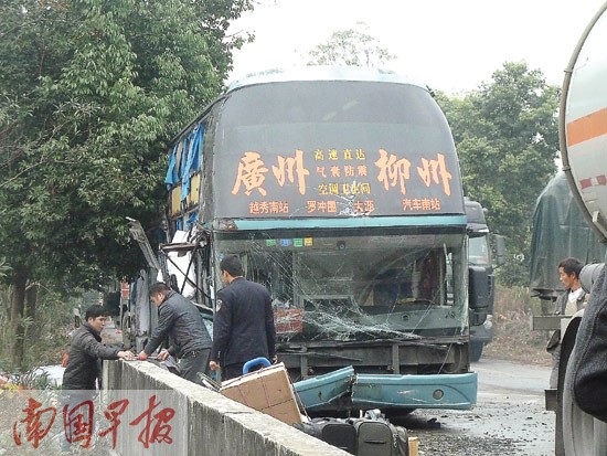 一聲剎車大客車側(cè)翻在地致3死5傷 事發(fā)金秀三江鄉(xiāng)