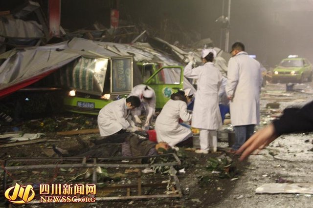 四川瀘州摩爾商城發(fā)生爆炸 致旁邊車站倒塌